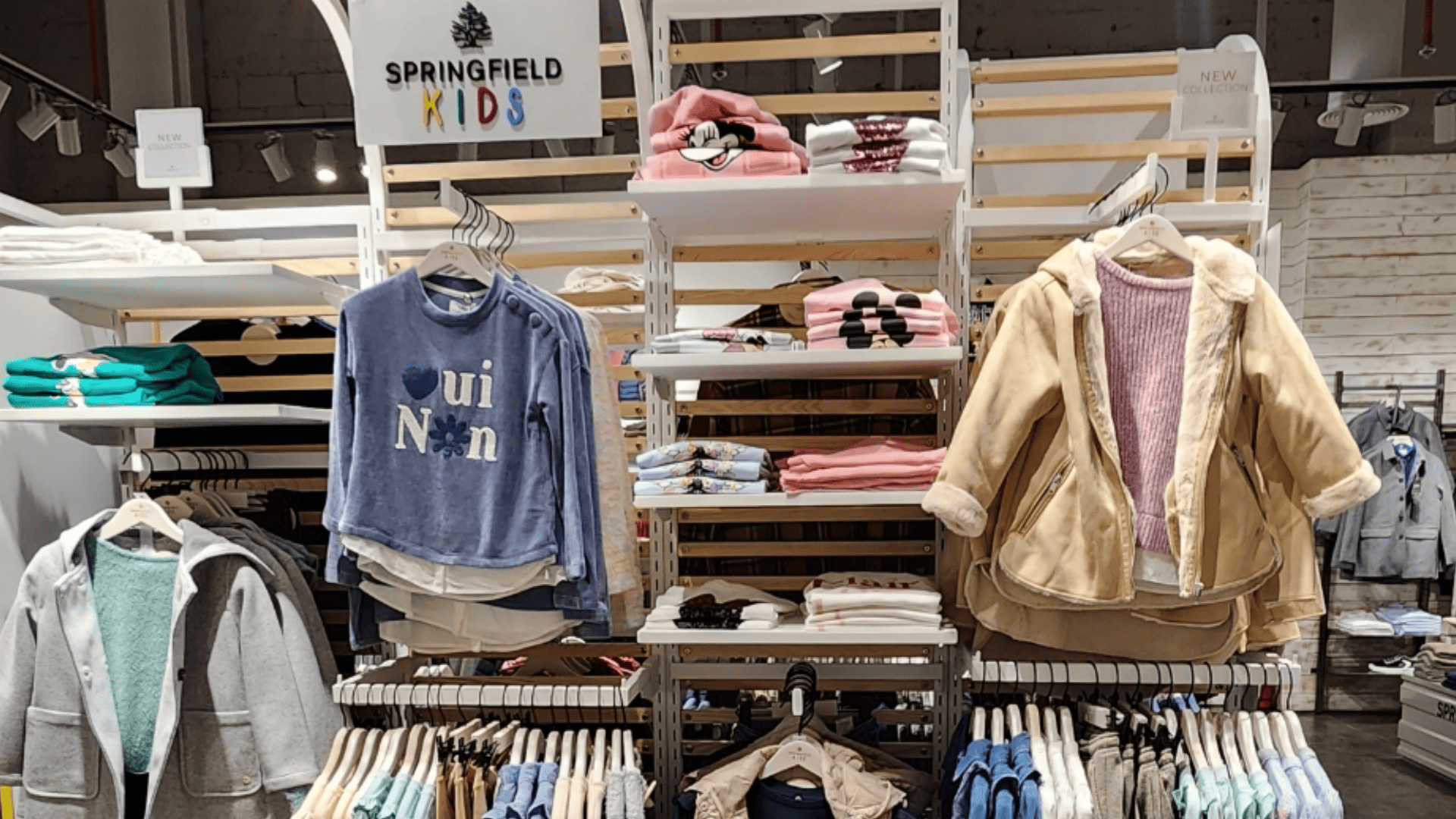 ropa infantil en una tienda