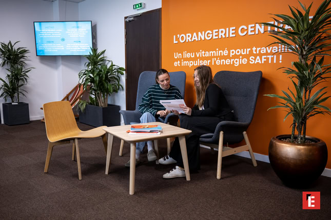 espace collaboratif moderne avec table bleu vert