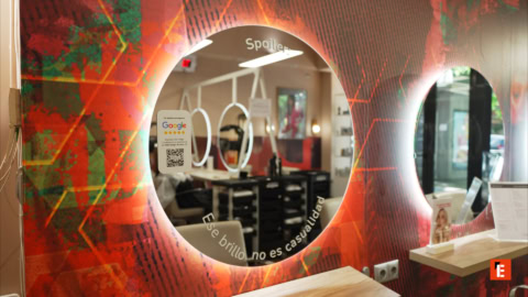 peluquería moderna con espejos led iluminados