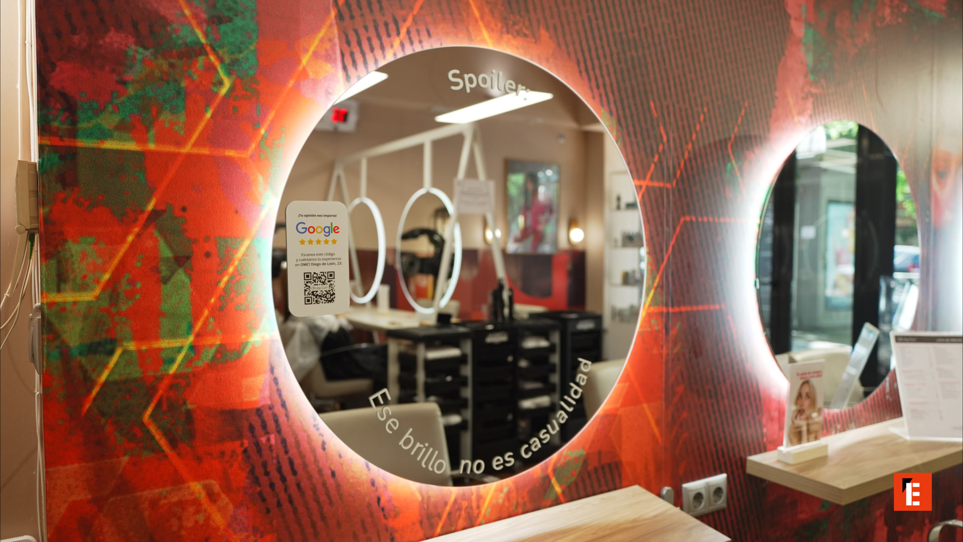peluquería moderna con espejos led iluminados