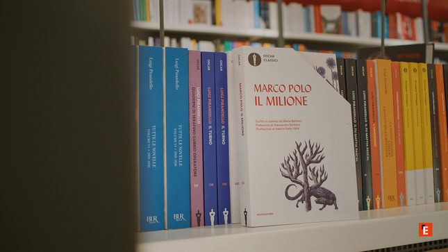 scaffale di libri con marco polo il milione