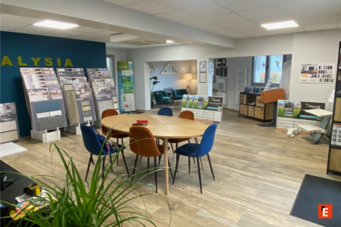 showroom alysia : réunion, table bois et chaises colorées