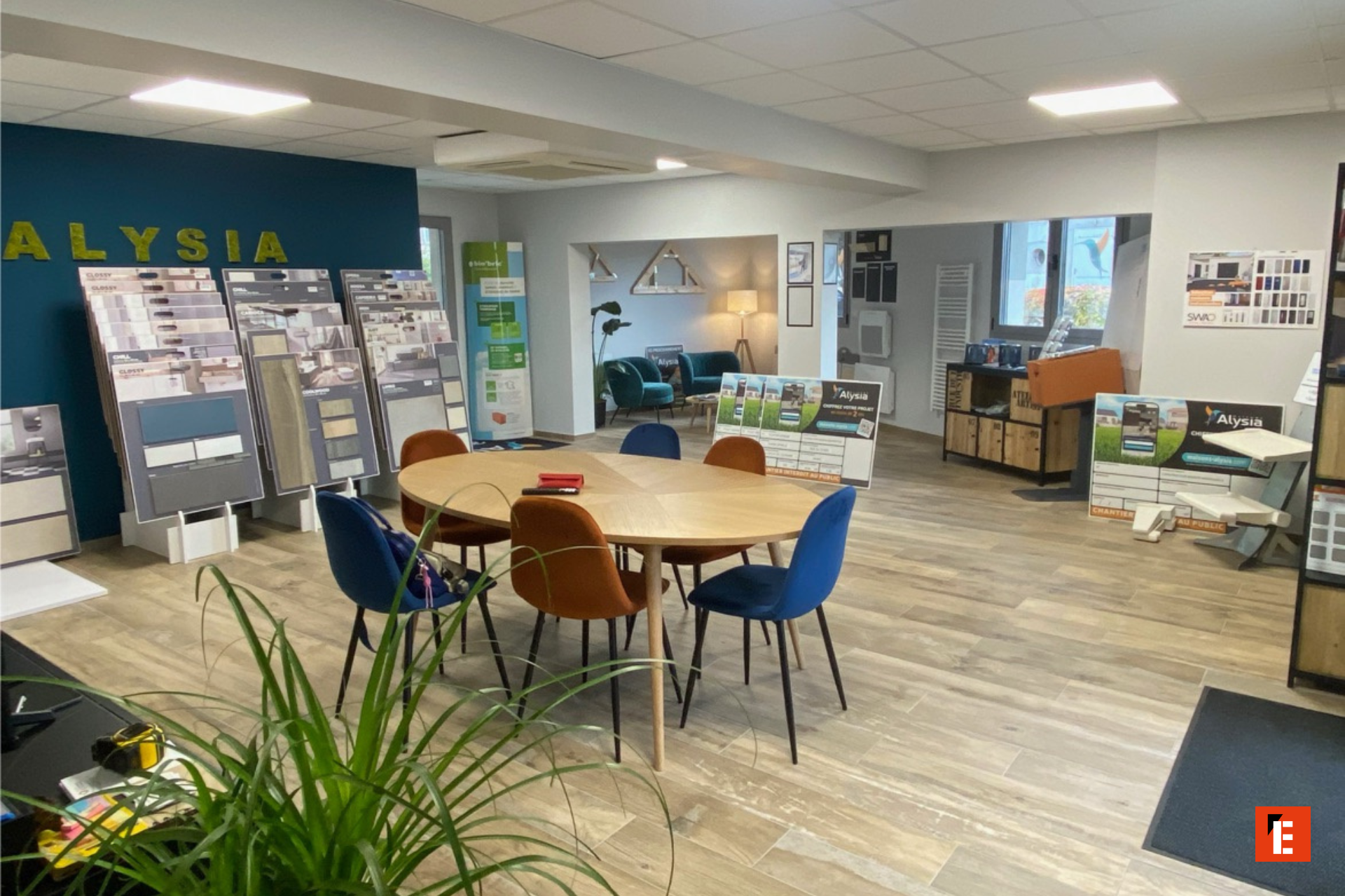 showroom alysia : réunion, table bois et chaises colorées