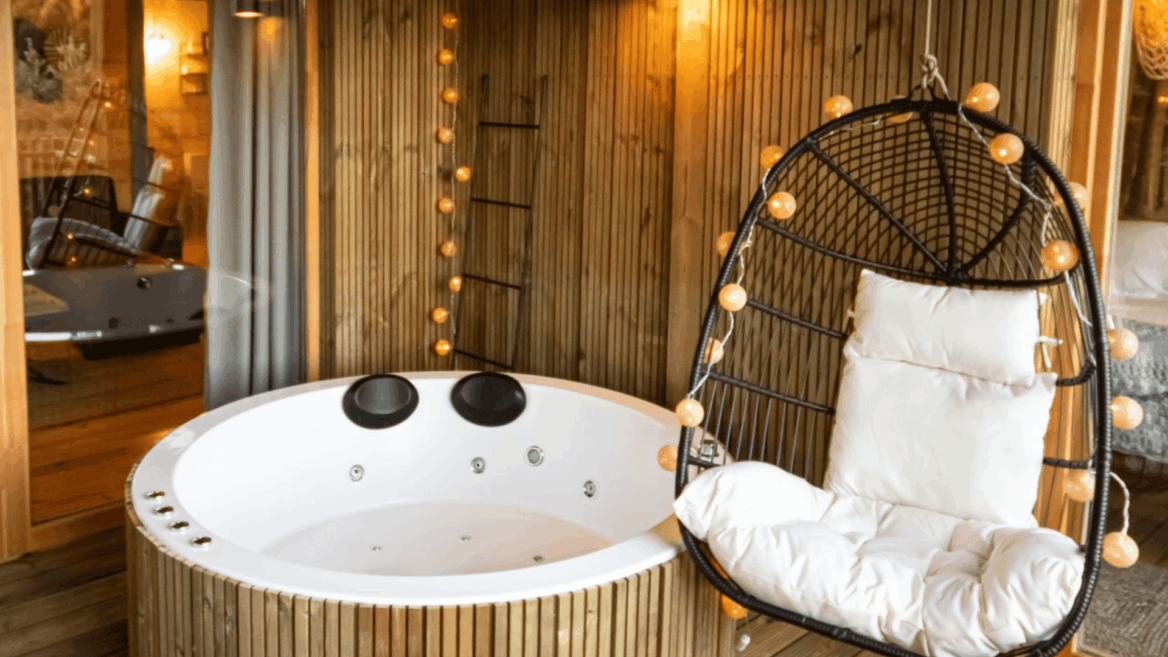 sillón elevado y pequeño jacuzzi