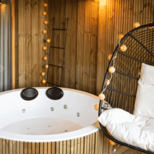 sillón elevado y pequeño jacuzzi