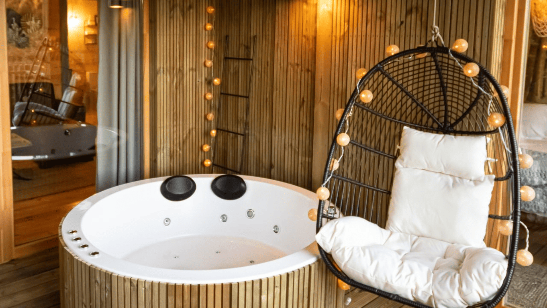 sillón elevado y pequeño jacuzzi