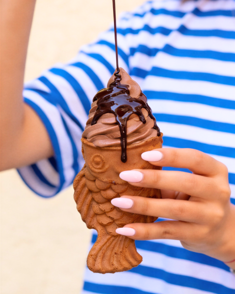 helado en cono con toppings en tienda moderna