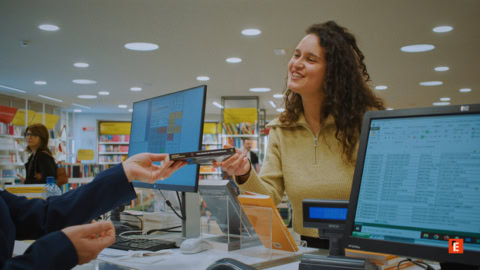 addetto sorridente alla cassa della libreria