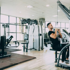 sportivo in palestra