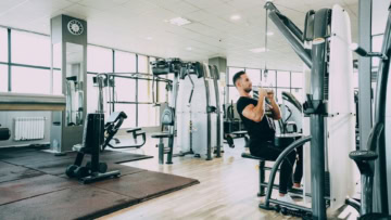 sportivo in palestra