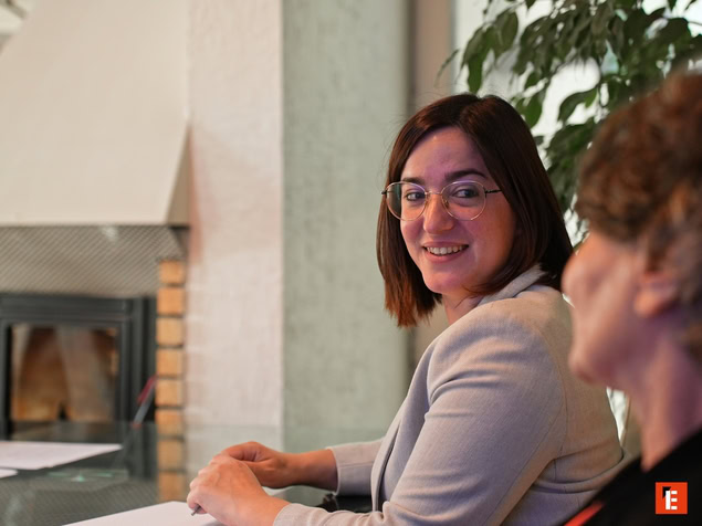 salle de formation prête : tables en u et projecteur