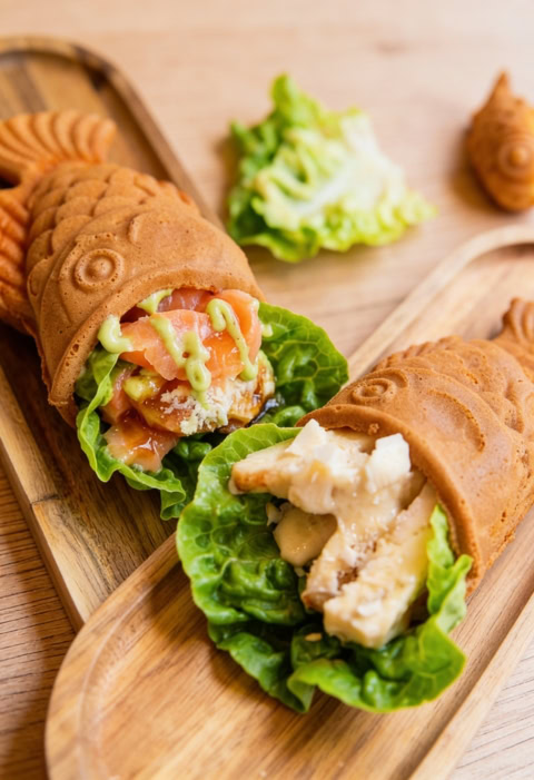 bocadillos pez rellenos de salmón y lechuga
