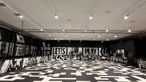 póster eva málaga: portal triangular y soldados futuristas