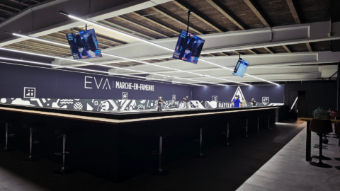 sala de espera moderna con zona de juego y recepción