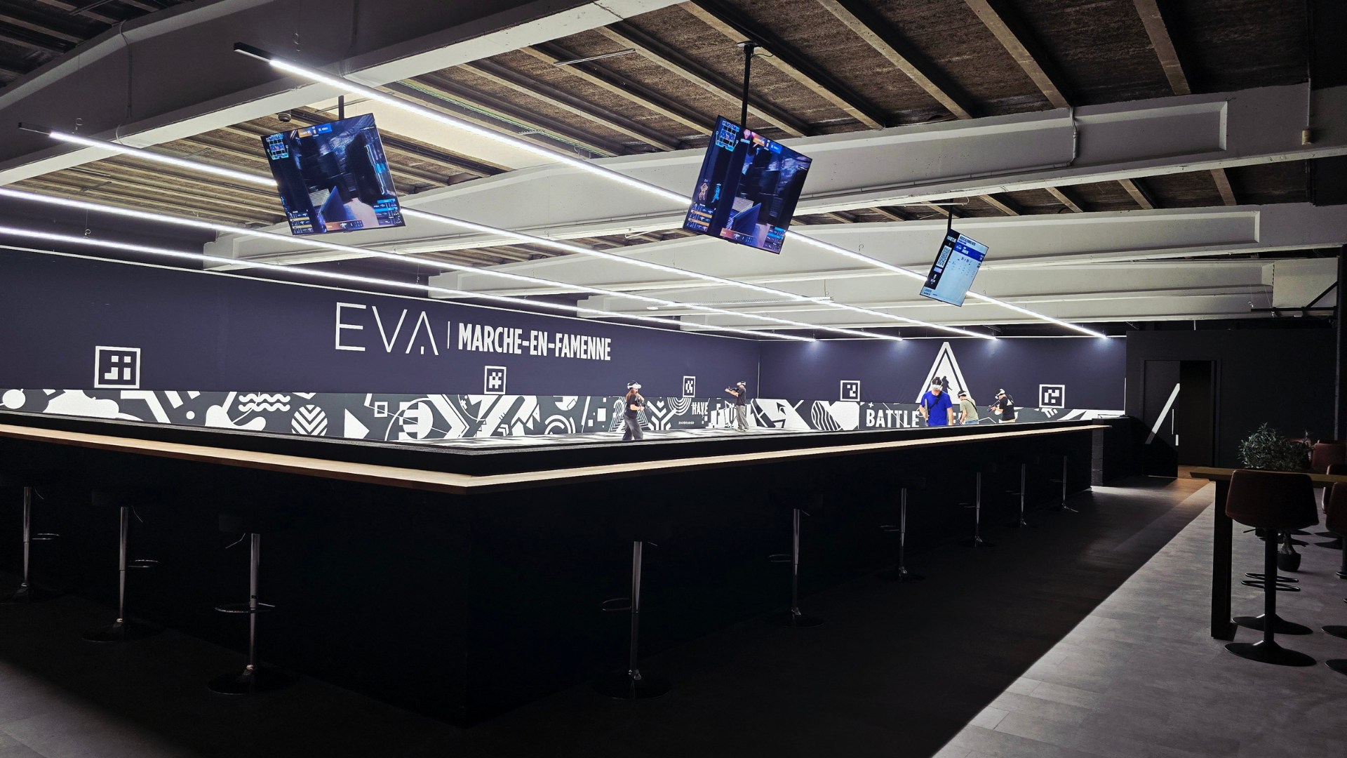 sala de espera moderna con zona de juego y recepción