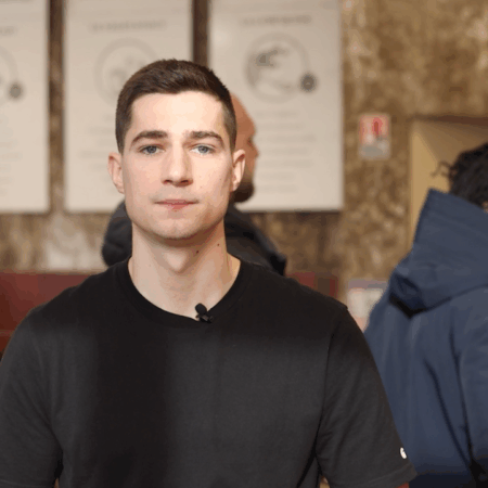 tanguy rivoire, franchisé faiparla posant pour son interview