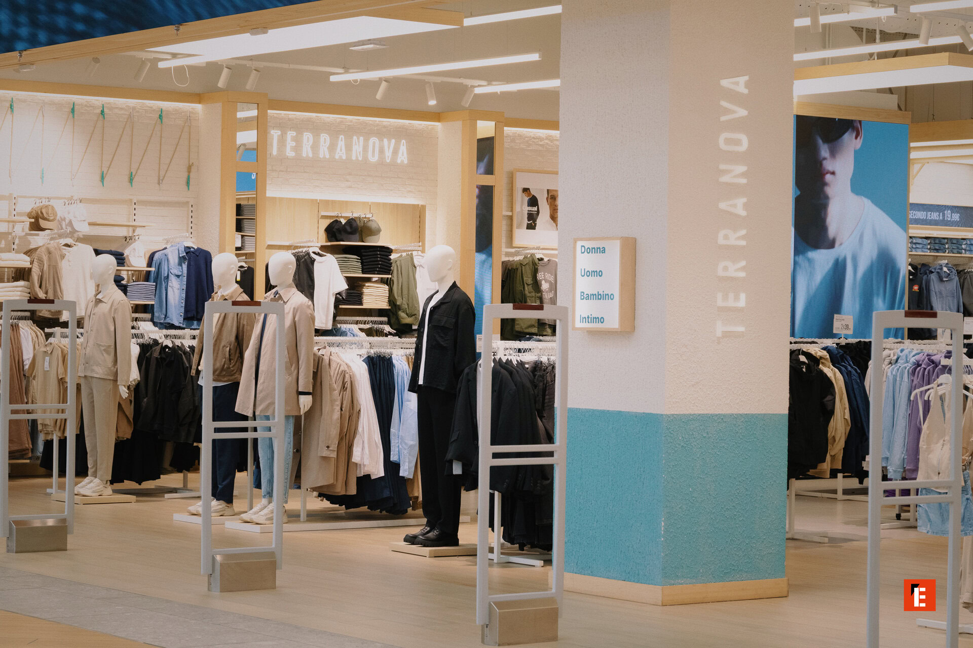 interno terranova: manichini e abbigliamento casual