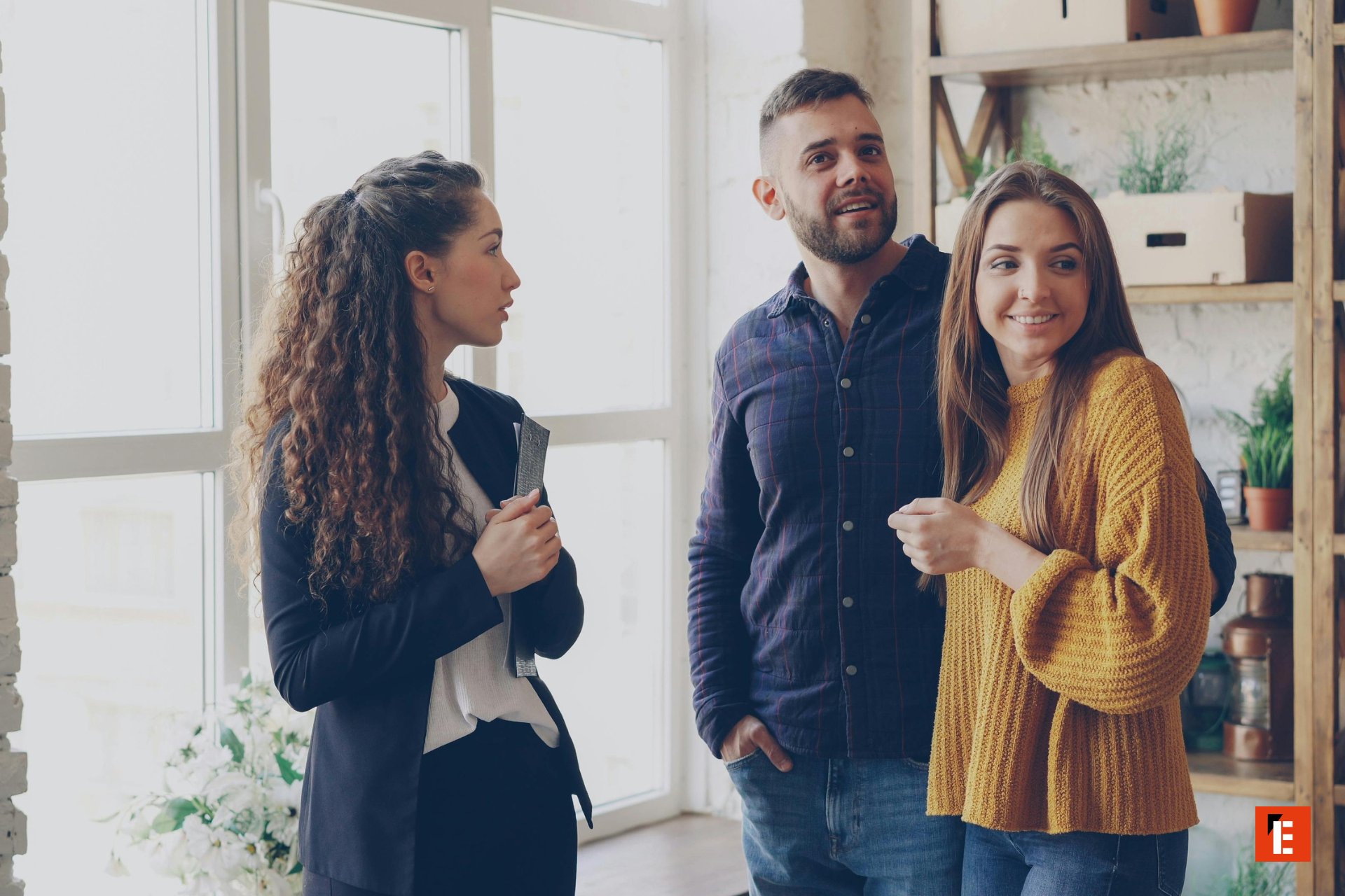 discussion déco chaleureuse à la lumière naturelle