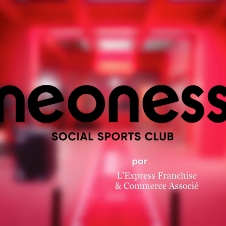 un fond rouge flouté avec le logo de neoness dessus