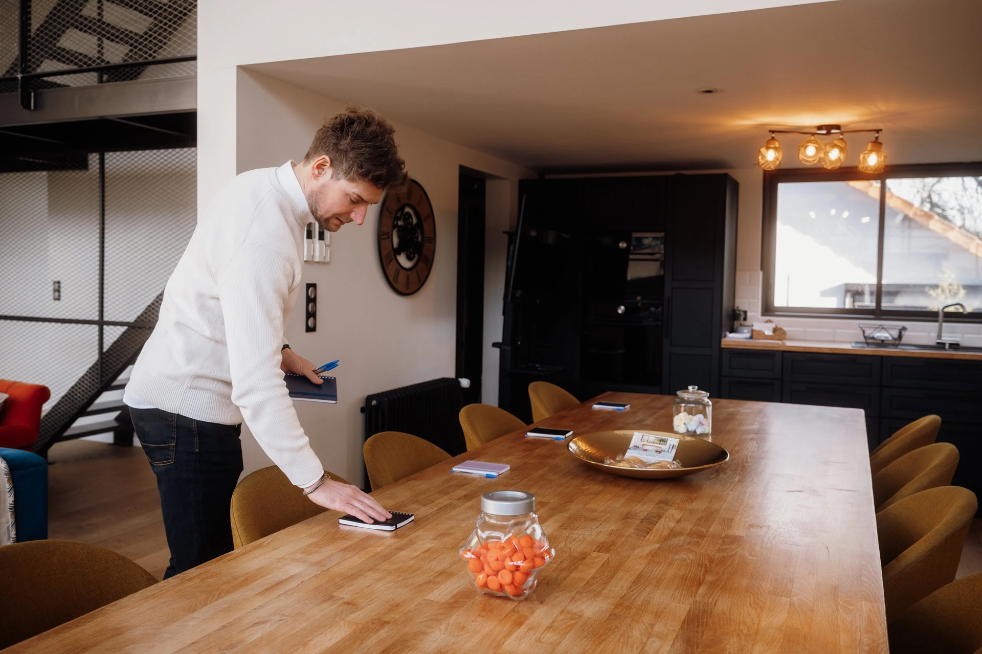 un homme installant des bloc notes sur une table