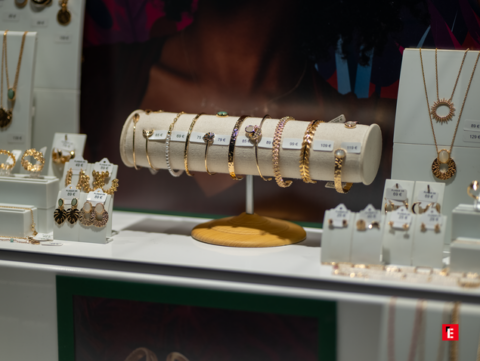 vitrine Élégante de bijoux or rose : bracelets et colliers
