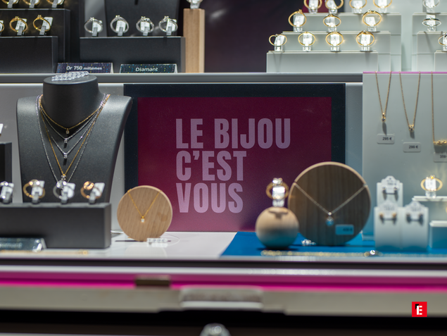 vitrine bijoux Élégante avec enseigne le bijou cest vous