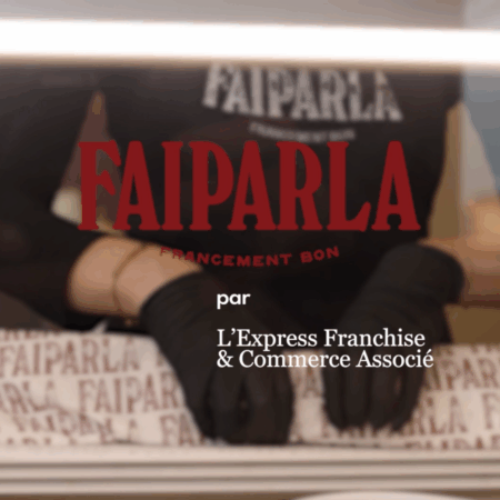 Vue sur des mains entrain de préparer un sandwich