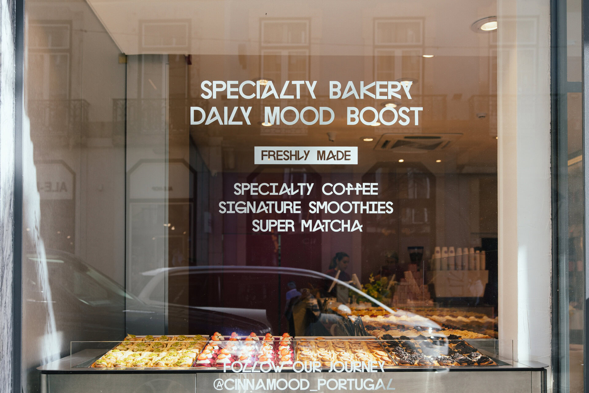 vue sur la vitrine remplie de cinnamon rolls