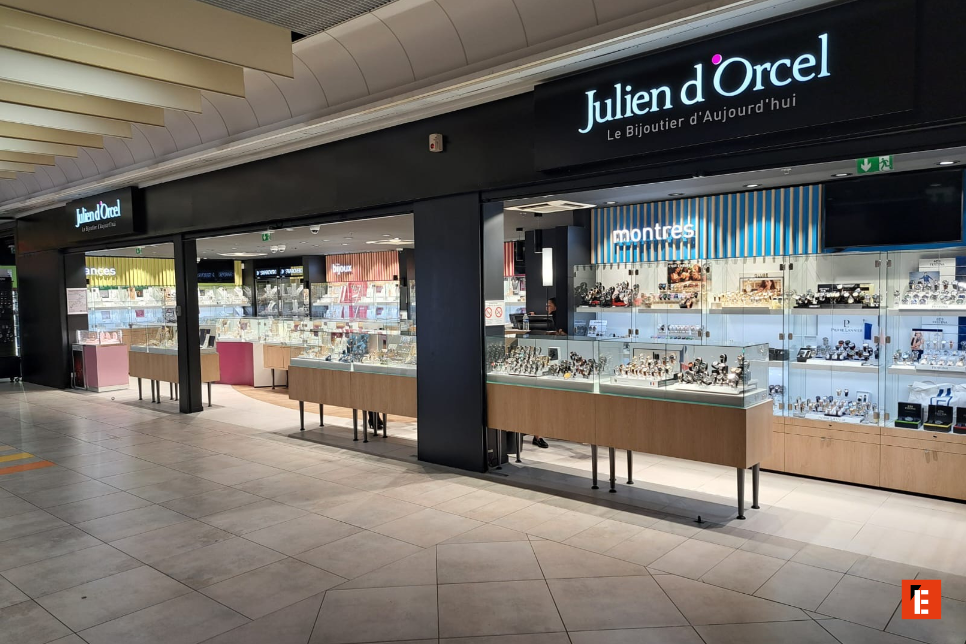 vue sur un magasin julien d'orcel dans une galerie commerciale