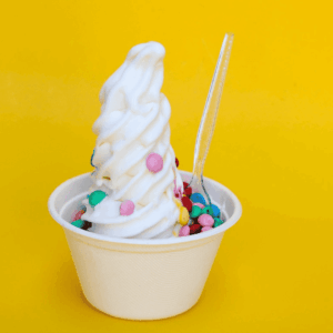 yogur helado en un tarro con cuchara