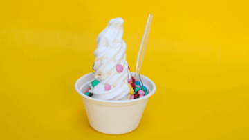 yogur helado en un tarro con cuchara