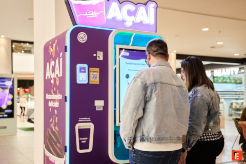 kiosco de açaí con pantalla táctil y pago móvil