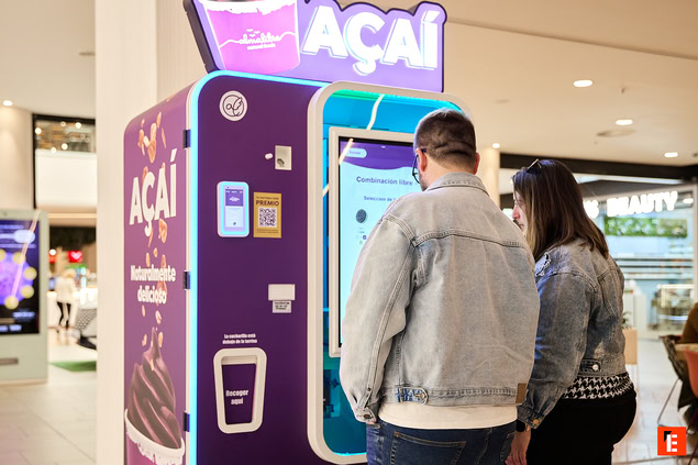 kiosco de açaí con pantalla táctil y pago móvil