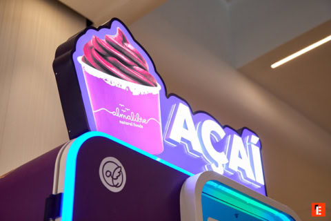 letrero iluminado de açaí en kiosco moderno