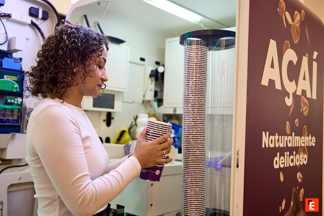 preparación de copas de açaí en quiosco
