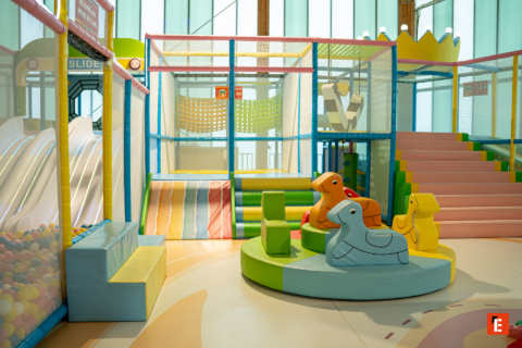 aire de jeu intérieure pastel pour enfants