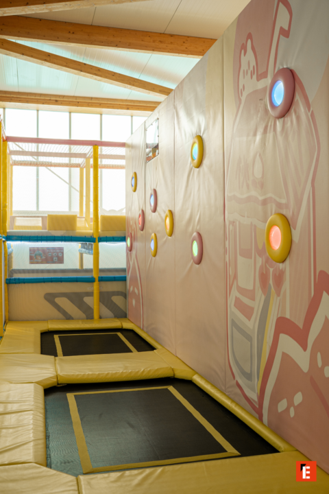 aire de jeux intérieure avec trampolines encastrés