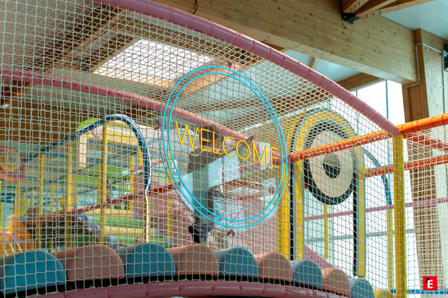 aire de jeux intérieure colorée pour enfants