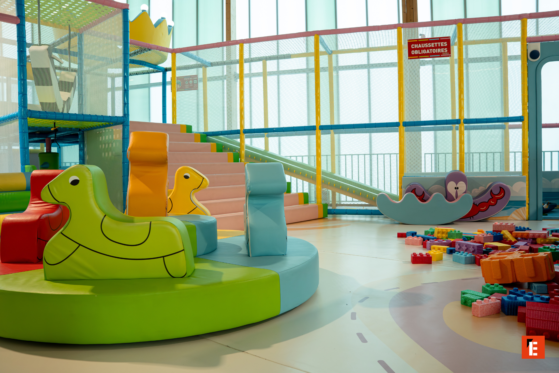 aire de jeux intérieure colorée pour tout petits