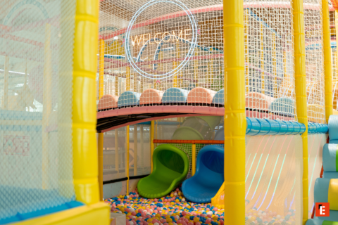 aire de jeux colorée avec piscine à balles et toboggans