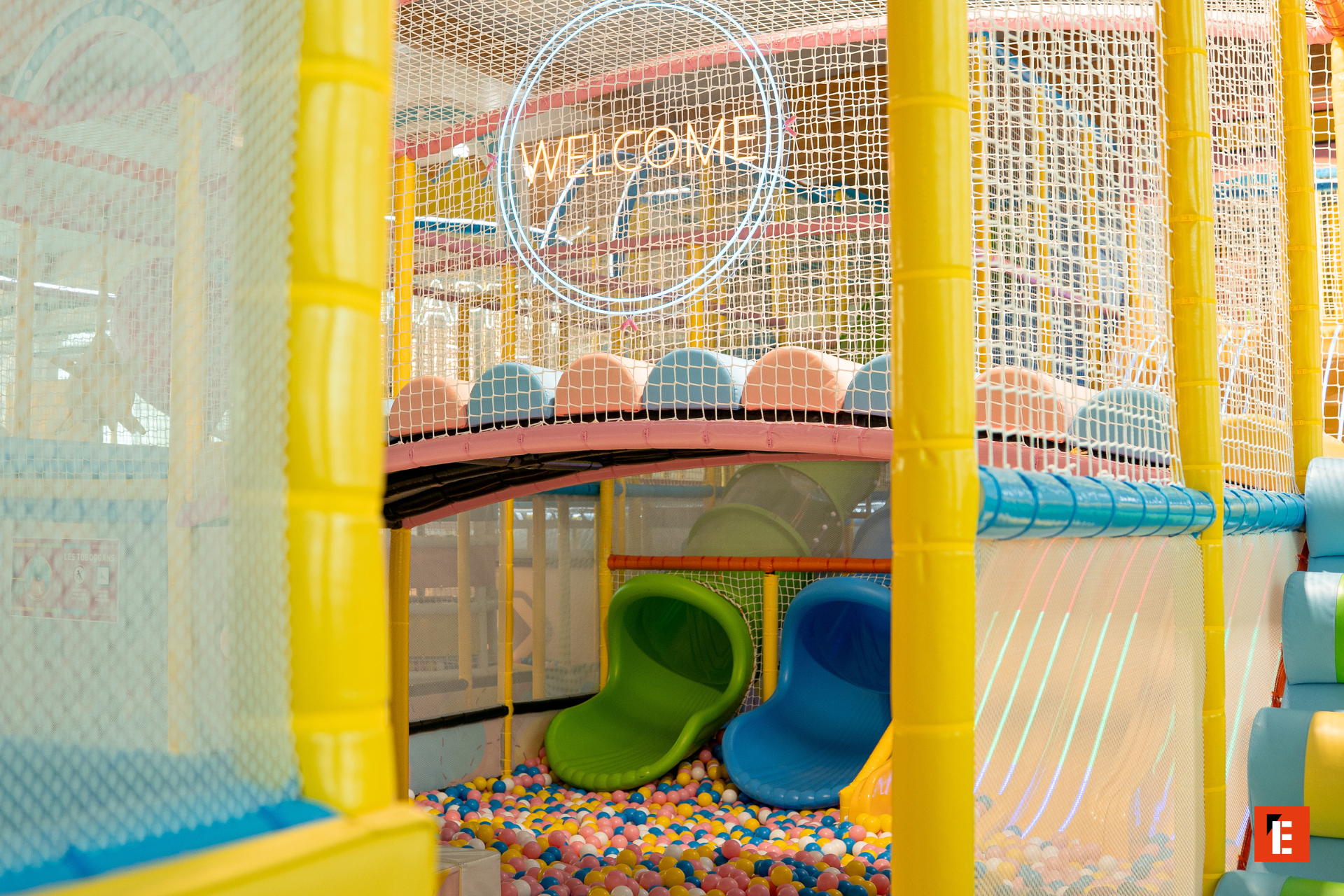 aire de jeux colorée avec piscine à balles et toboggans