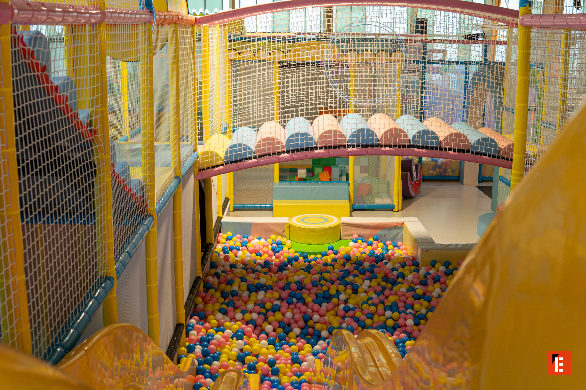 aire de jeux intérieure avec piscine à balles pastel