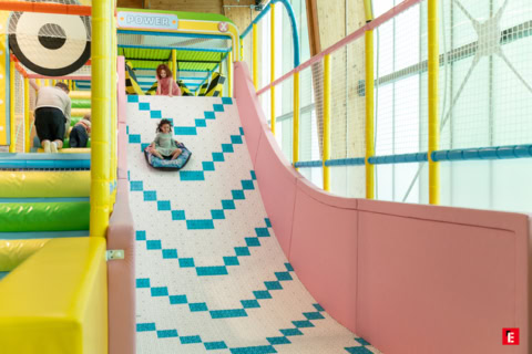 aire de jeux intérieure avec toboggan coloré