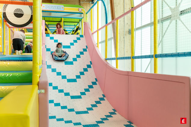 aire de jeux intérieure avec toboggan coloré
