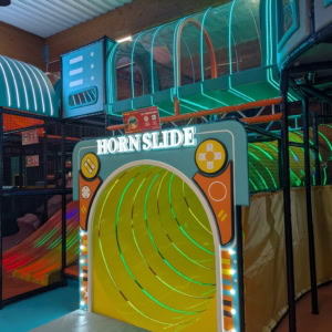 aire de jeux intérieure hornslide lumineuse