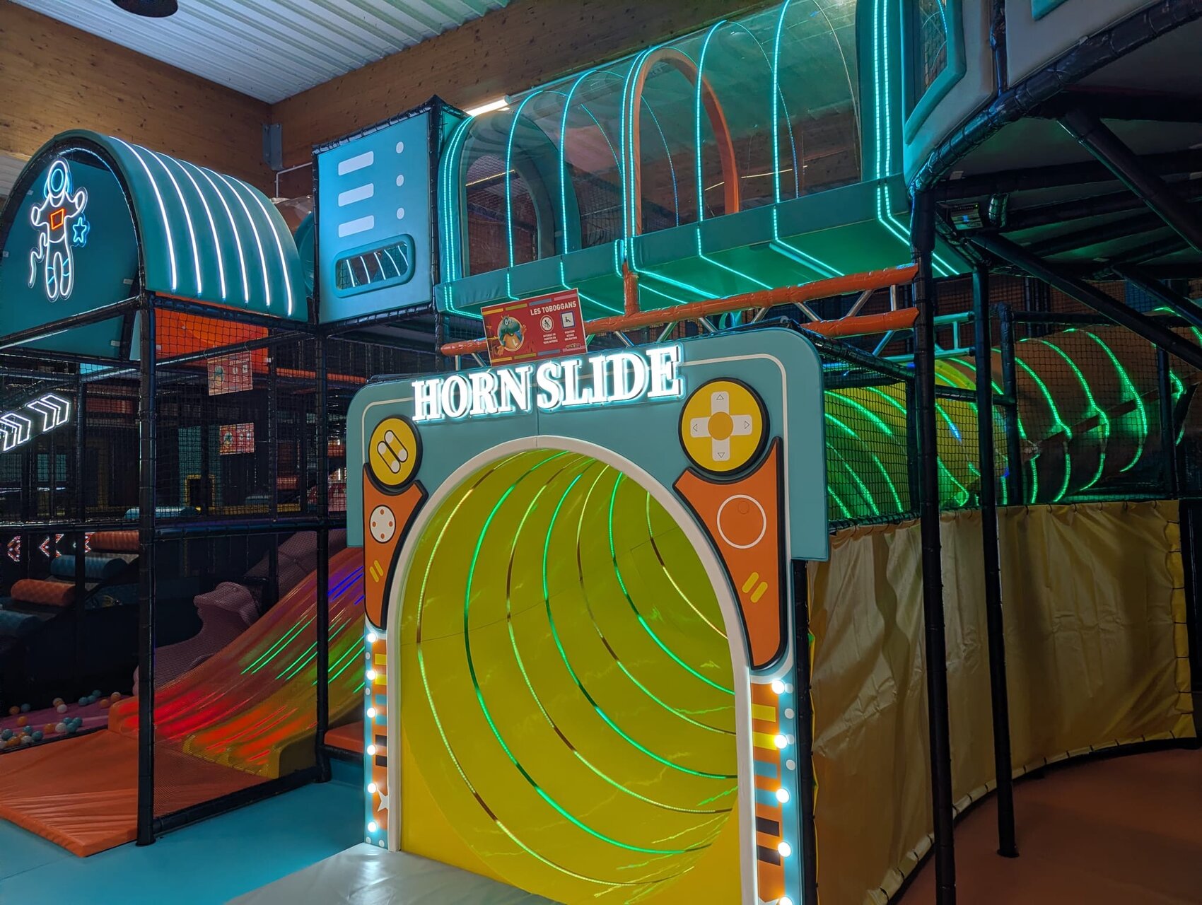 aire de jeux intérieure hornslide lumineuse