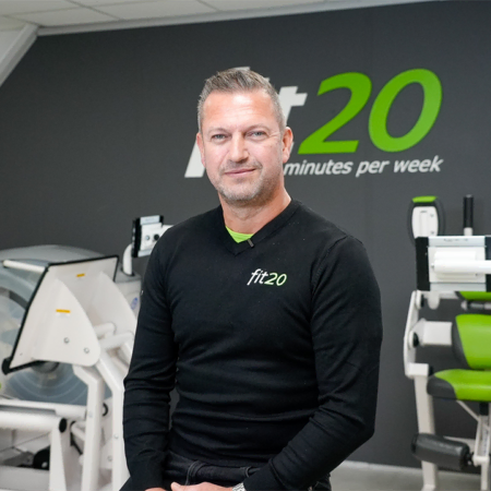 almer, franchisé de fit20 posant pour son interview