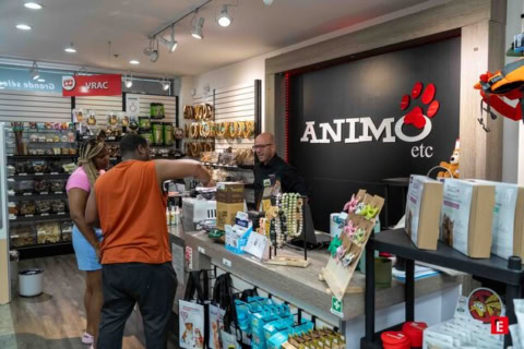 caisse de l’animalerie animo etc avec clients