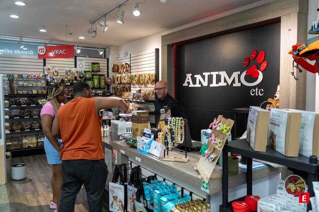 caisse de l’animalerie animo etc avec clients