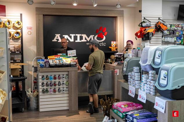 caisse d’animalerie moderne avec produits pour animaux